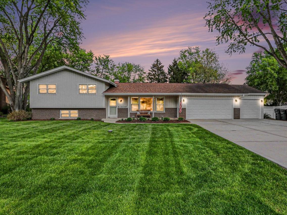10S287 Alma Ln., Naperville, IL 60564
