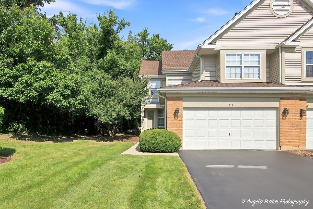 327 Cimarron Rd., Lombard, IL 60148
