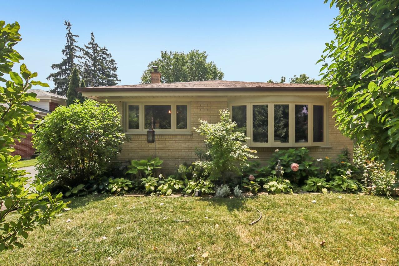 205 Glenview Rd., Glenview, IL 60025