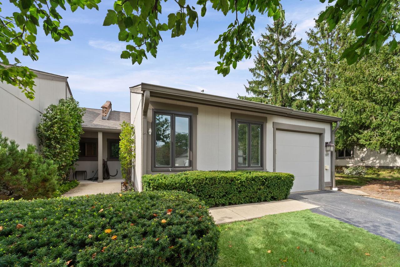 107 Honeysuckle Ct., Rolling Meadows, IL 60008
