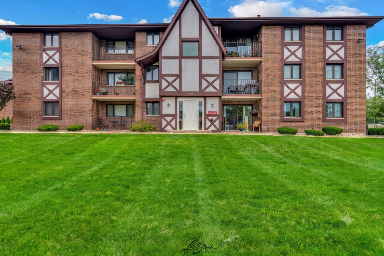 10521 S Roberts Rd. #1B, Palos Hills, IL 60465