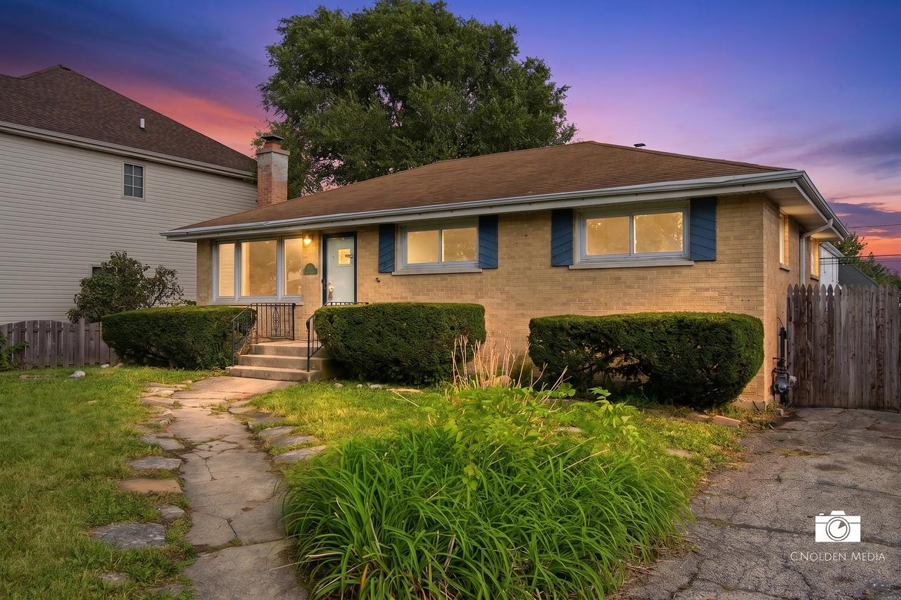 599 N Willow Rd., Elmhurst, IL 60126