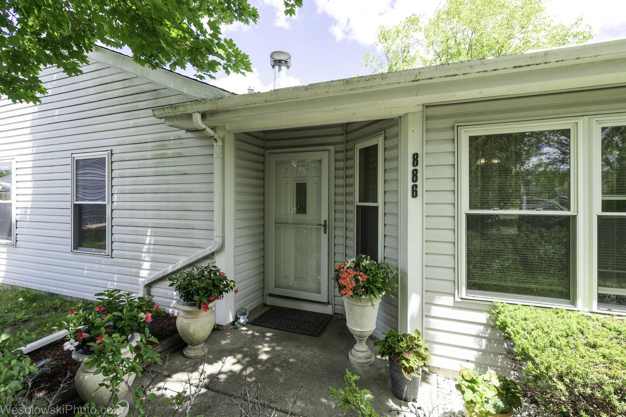 886 Quincy Ct., Island Lake, IL 60042