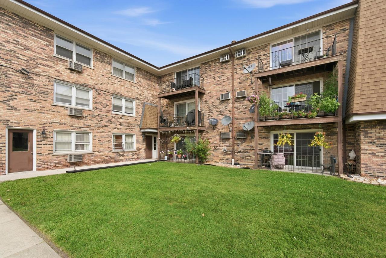 9817 Nottingham Ave. #304, Chicago Ridge, IL 60415