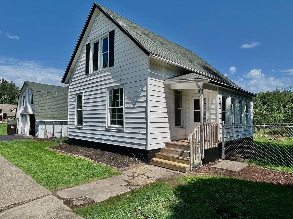 335 5th St., Capron, IL 61012