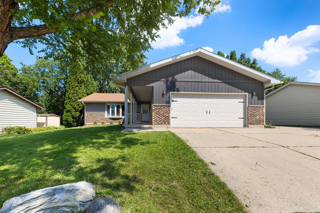824 Royal Dr., Mchenry, IL 60050