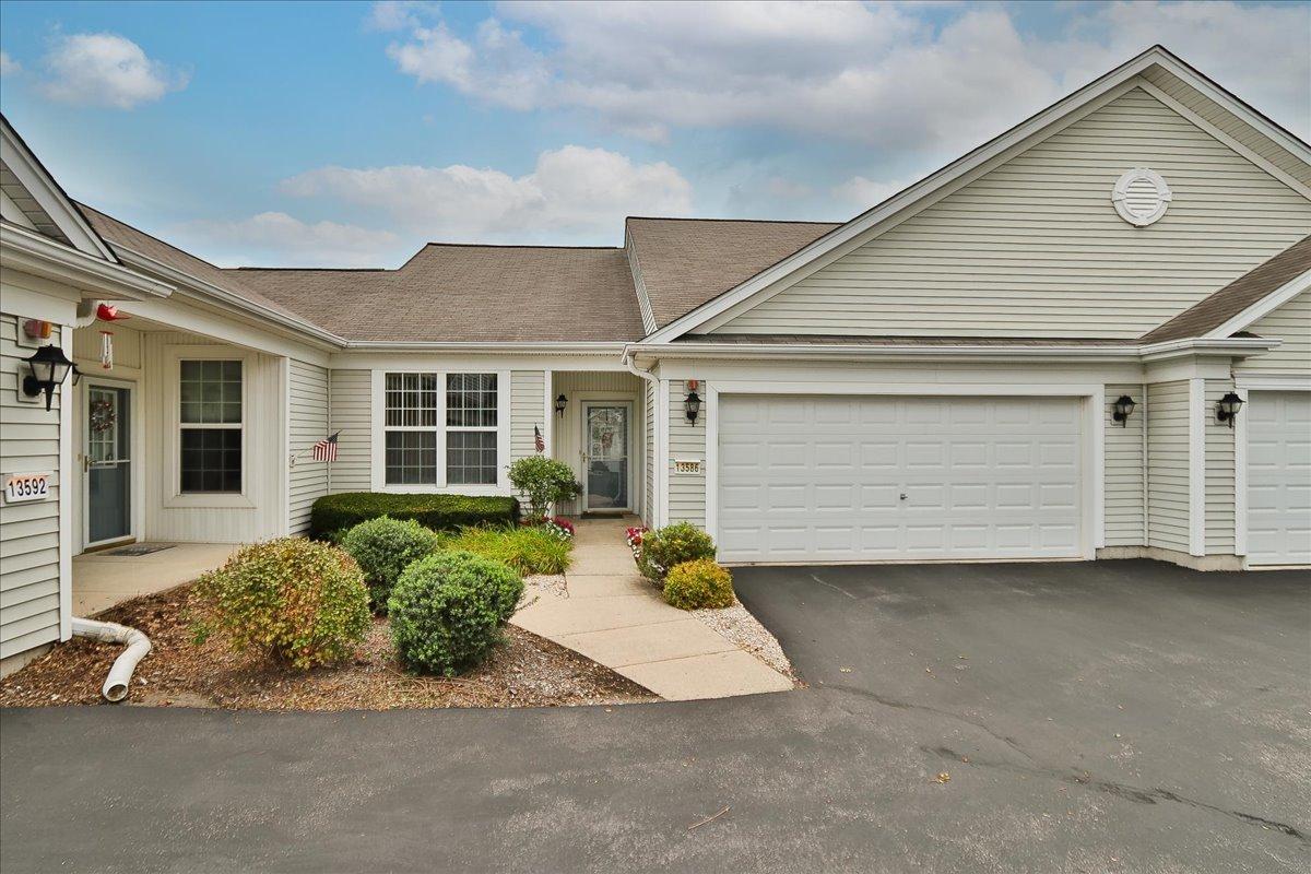 13586 Yellow Pine Dr., Huntley, IL 60142