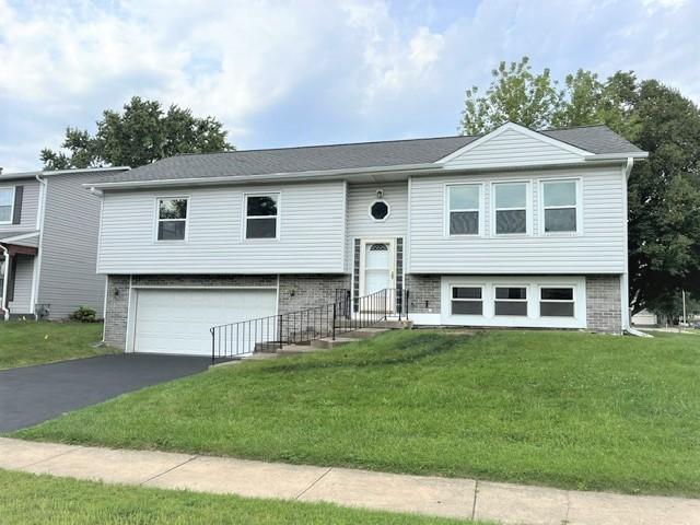 425 Canyon Tr., Carol Stream, IL 60188