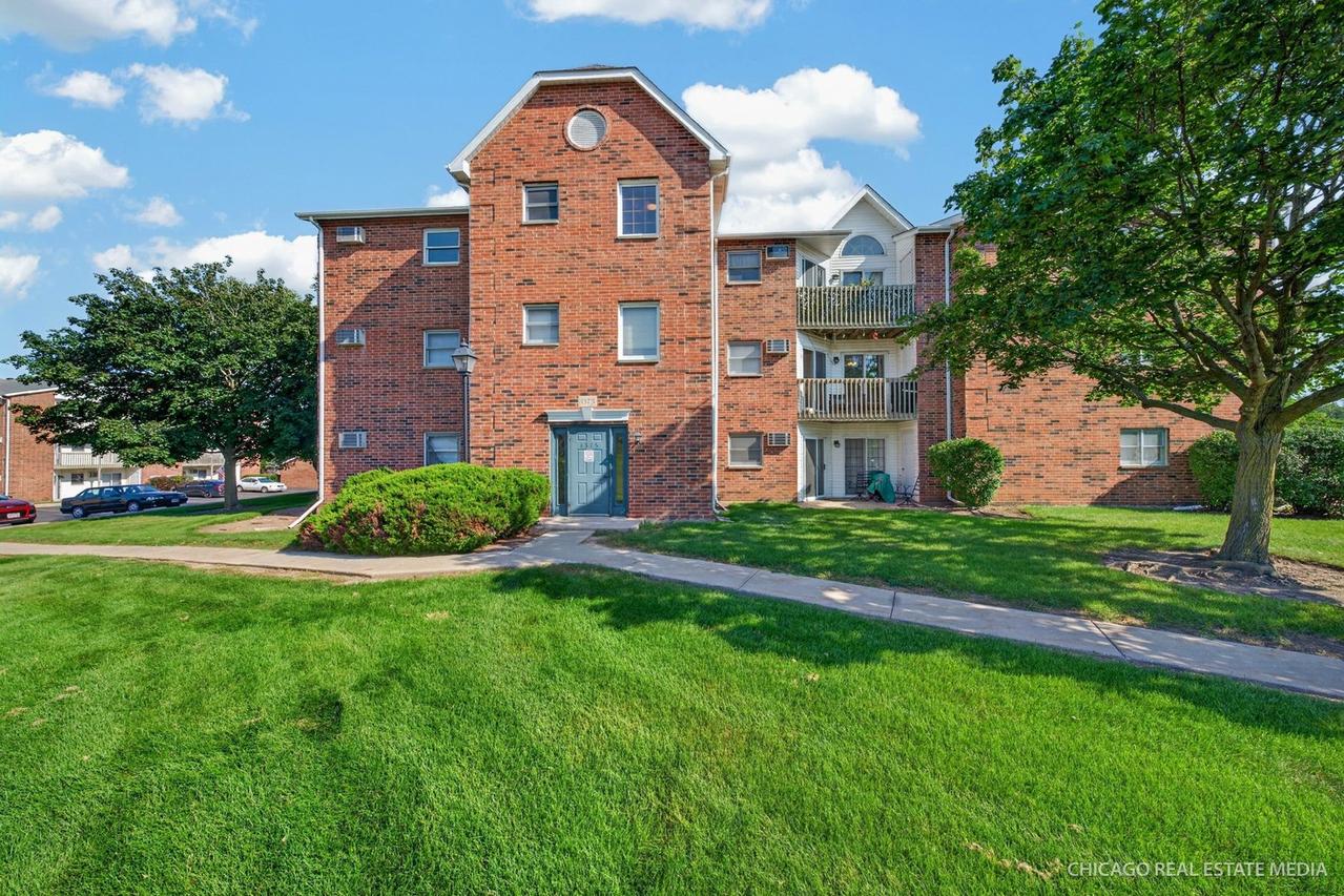 1375 Cunat Ct. #2C, Lake In The Hills, IL 60156