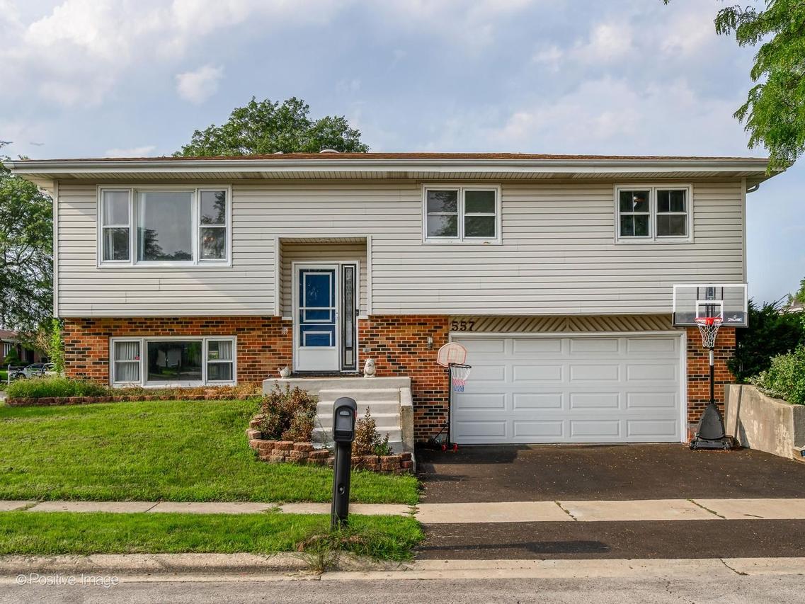 557 Delaware Tr., Carol Stream, IL 60188