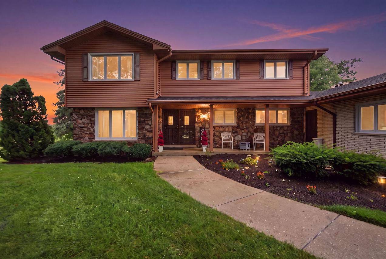 8430 Carriage Green Dr., Darien, IL 60561