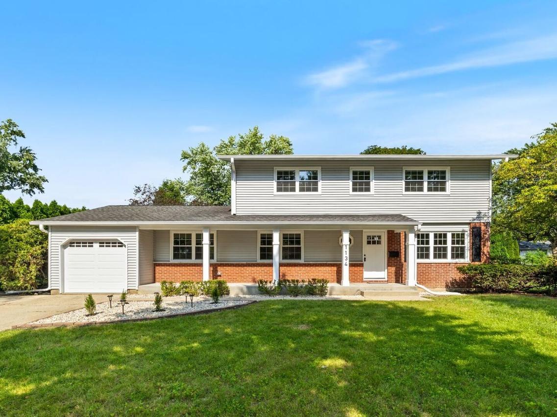 1134 E Paddock Dr., Palatine, IL 60074