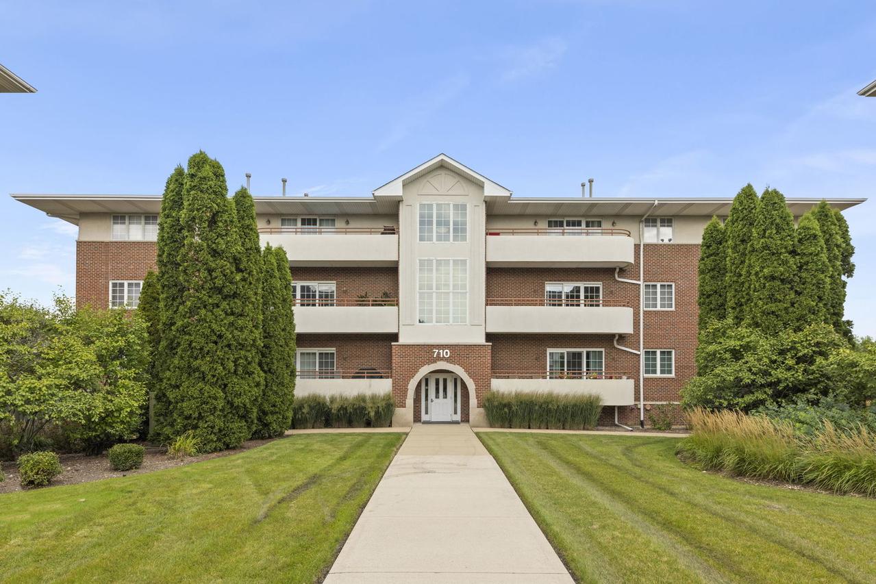 710 W 63rd St. #203, Westmont, IL 60559