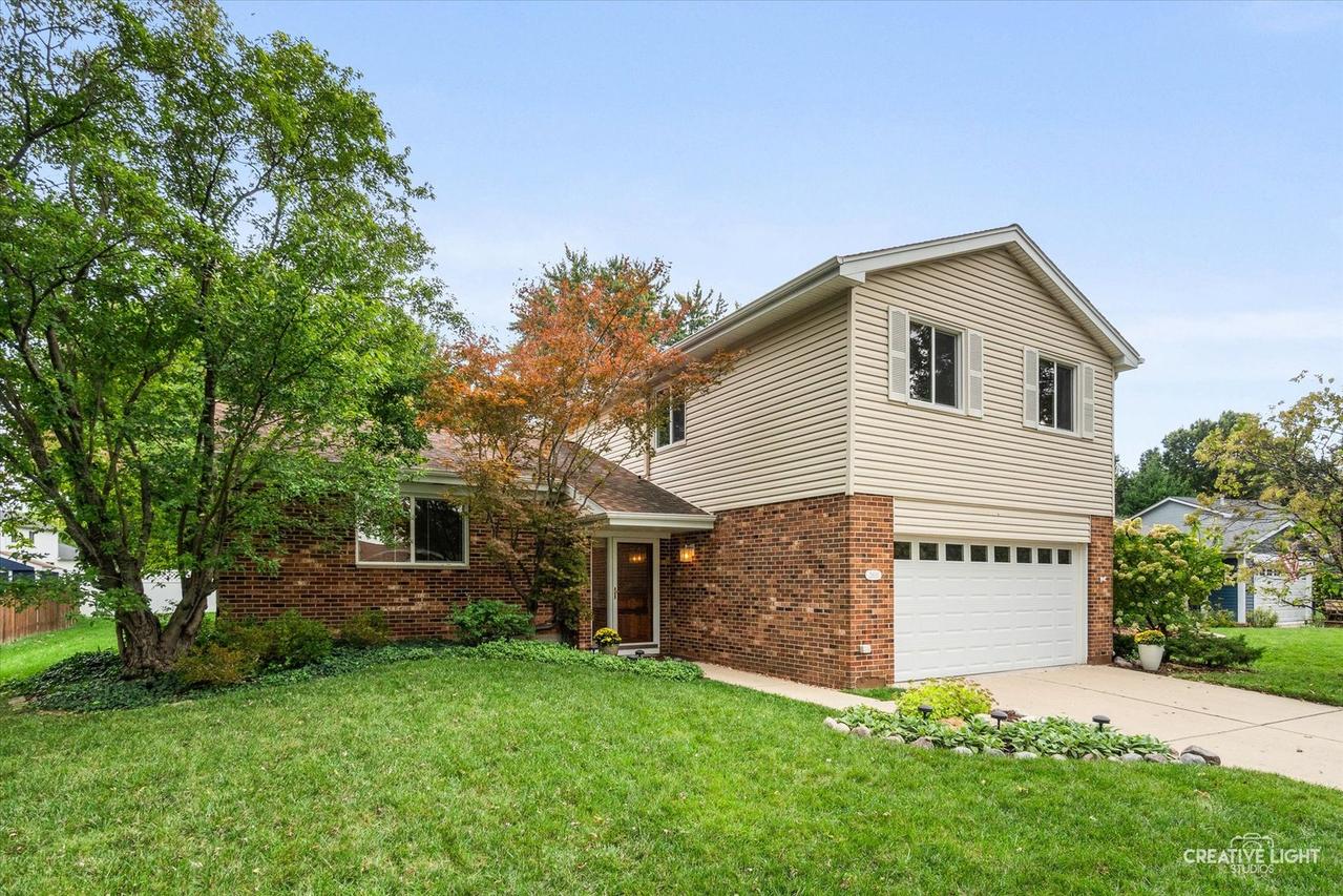 2S111 Lynn Ct., Warrenville, IL 60555