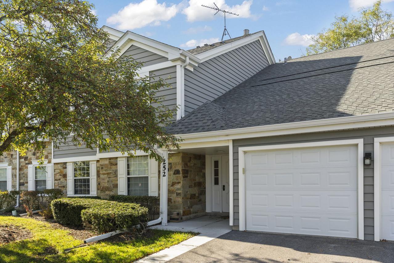 252 Shoreline Cir. #Z1, Schaumburg, IL 60194