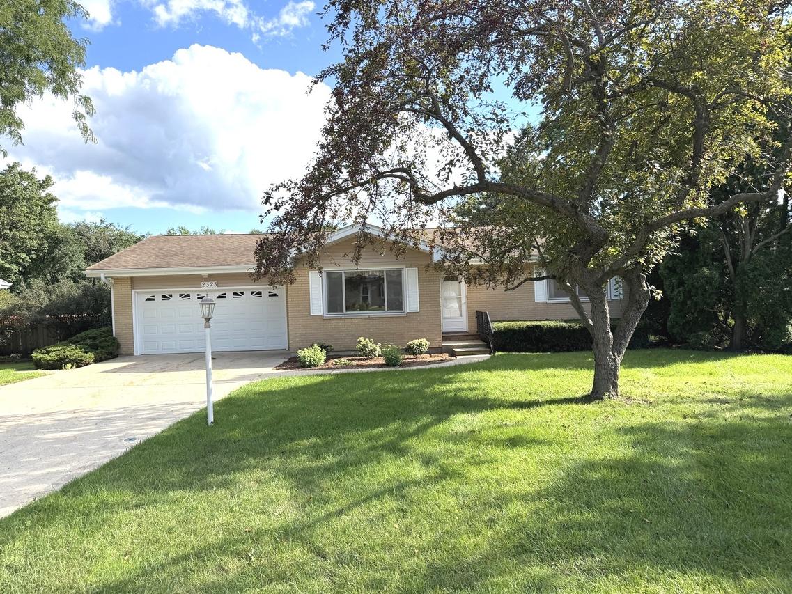 2323 Carriage Ln., Lindenhurst, IL 60046