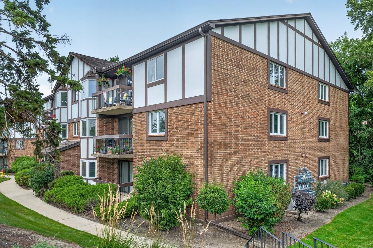 6816 Joliet Rd. #4, Indian Head Park, IL 60525
