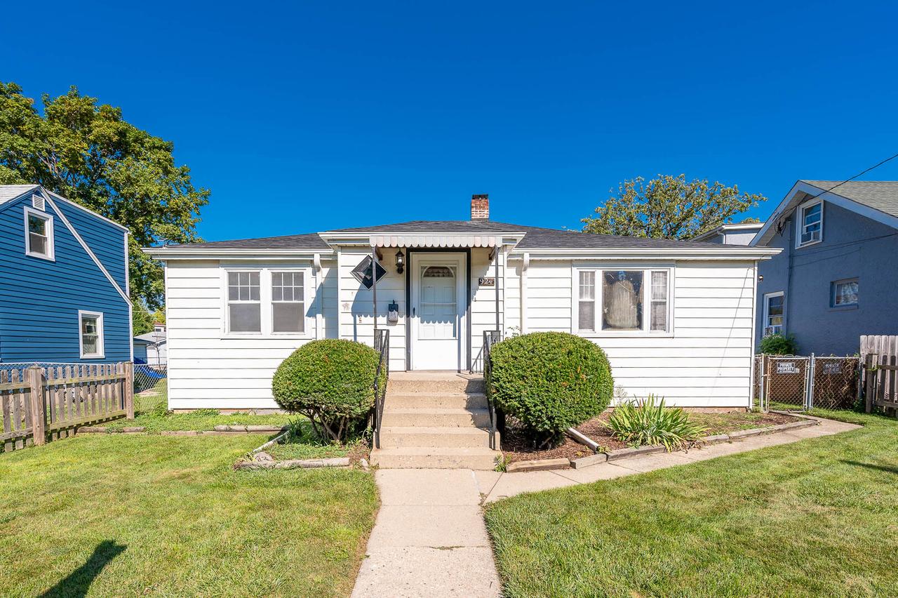 924 Broadway Ave., North Chicago, IL 60064