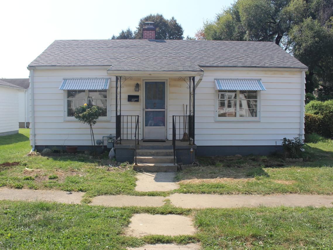 212 W White St., Clinton, IL 61727