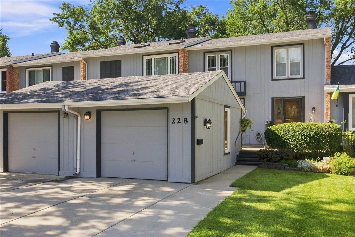 228 Willow Ln., Bloomingdale, IL 60108