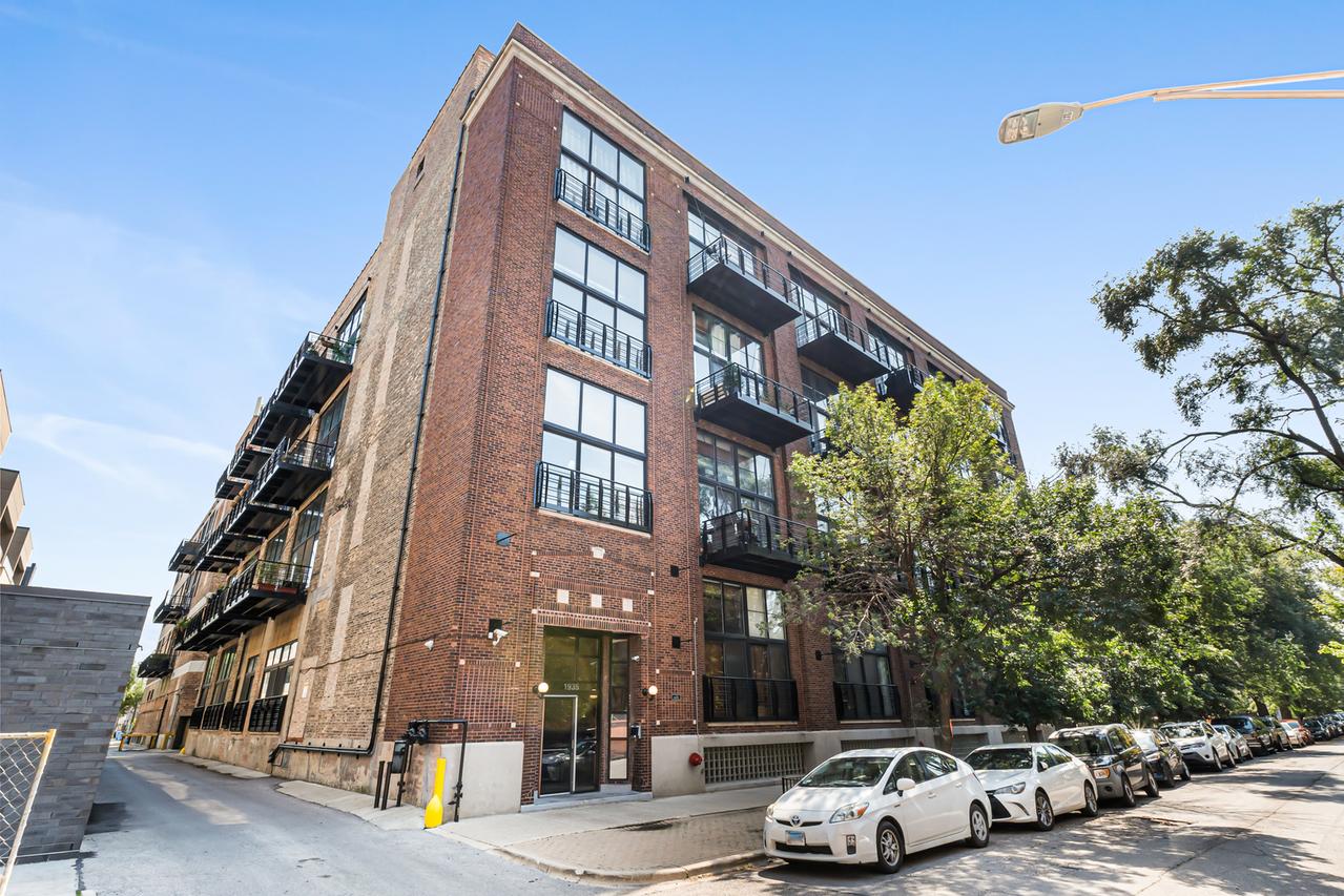 1935 N Fairfield Ave. #402, Chicago, IL 60647