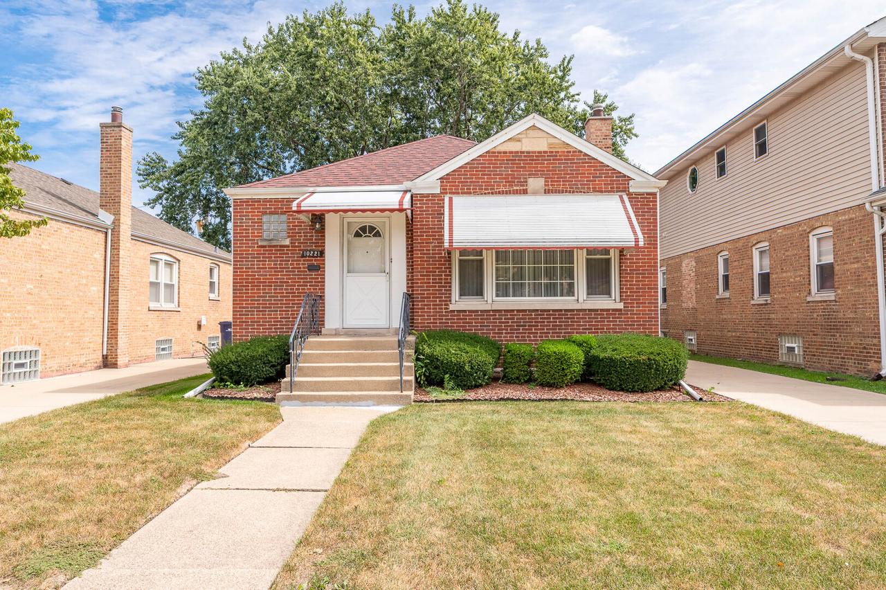 10221 S Trumbull Ave., Evergreen Park, IL 60805