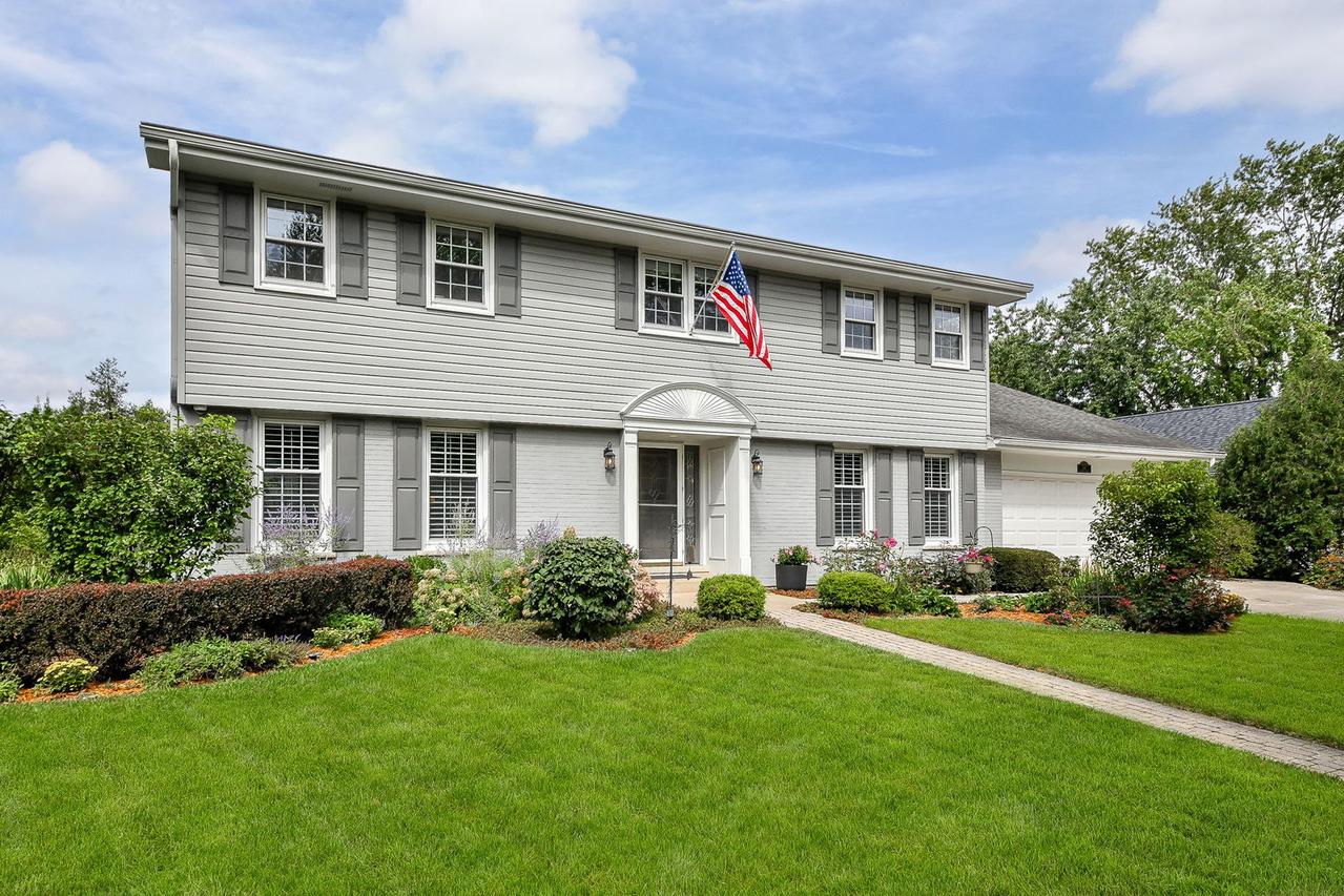 141 Shelley Ln., Wheaton, IL 60189