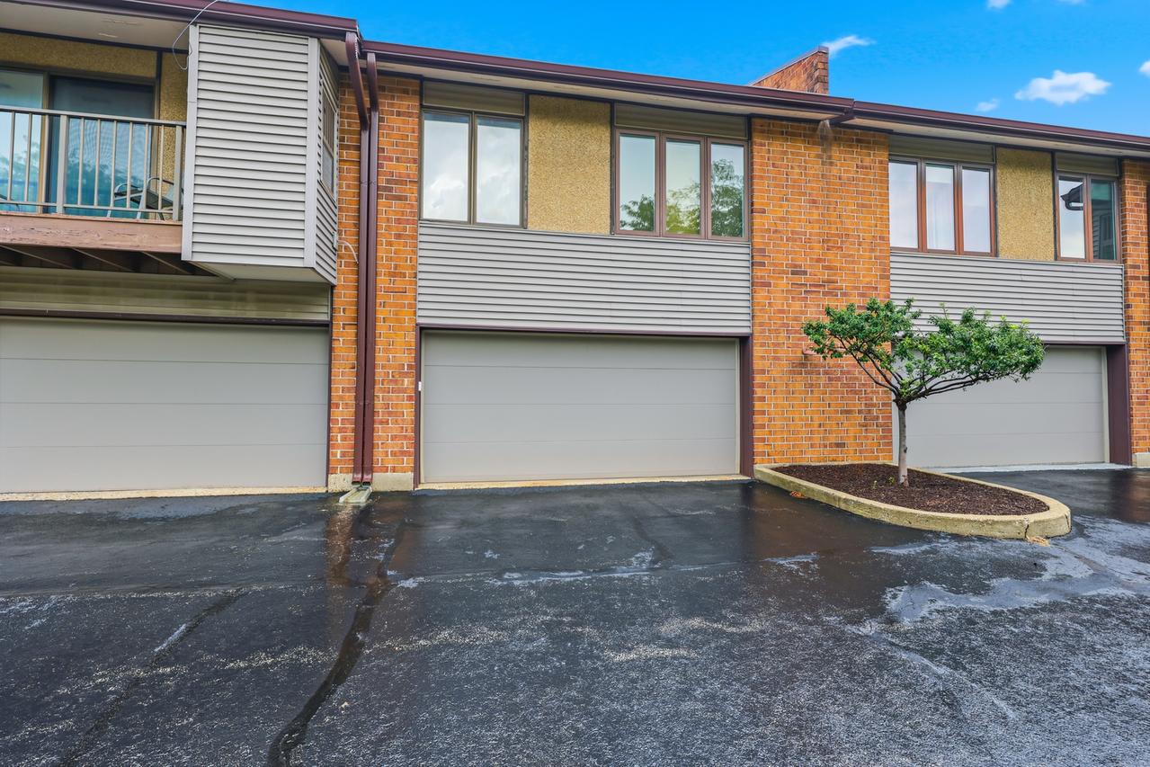 821 Oakton St. #104, Elk Grove Village, IL 60007