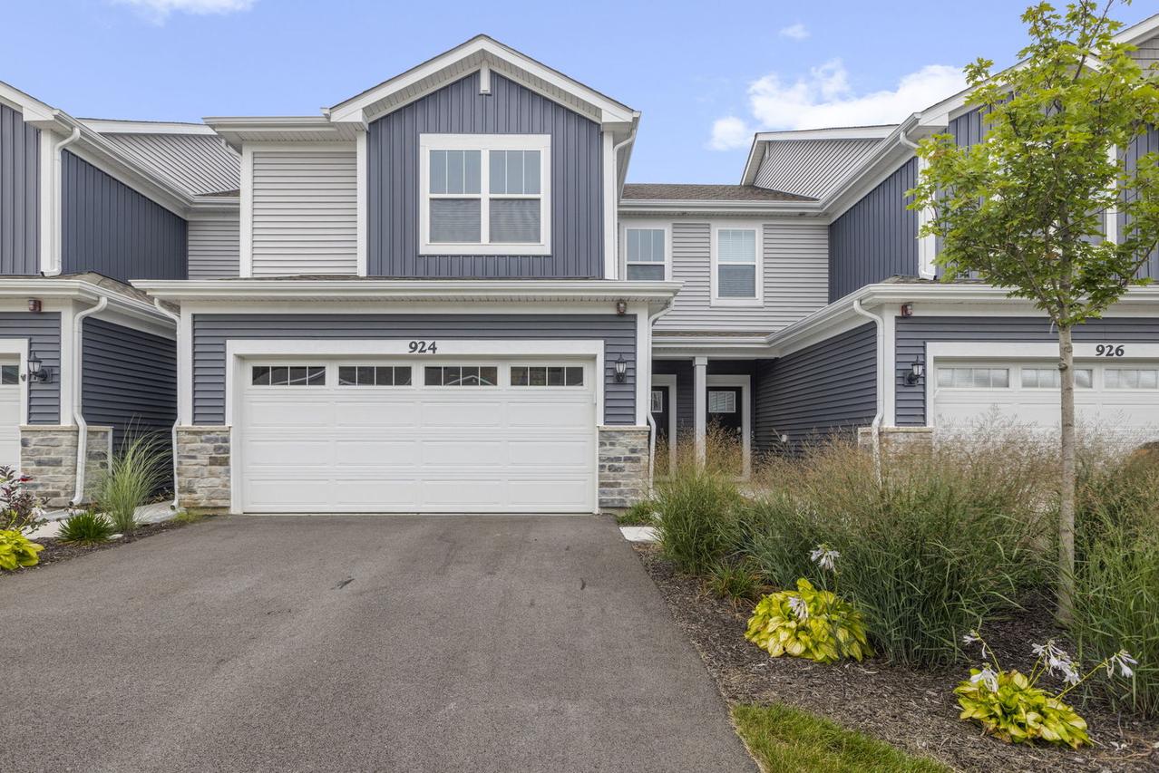 924 Shagbark Ln., West Dundee, IL 60118
