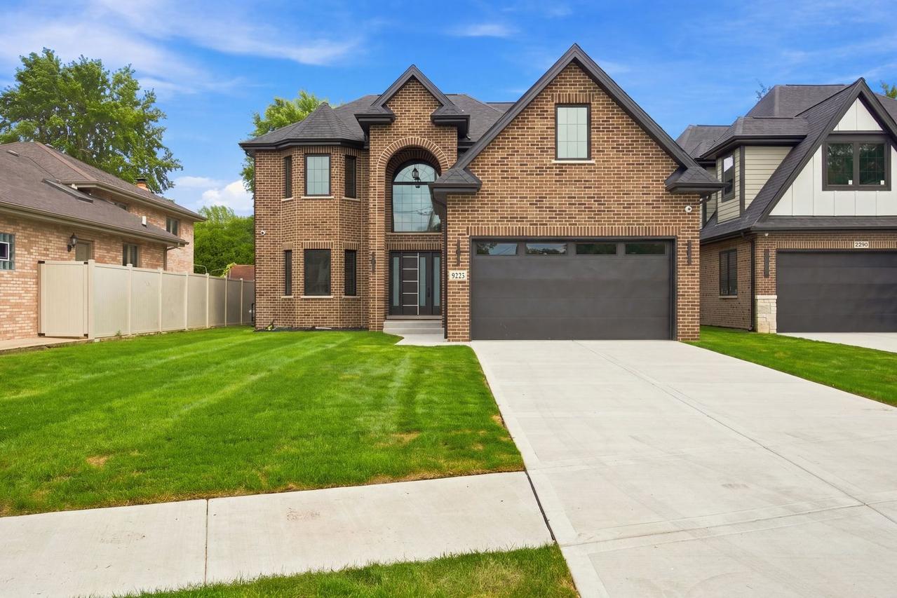 9235 Crescent Ct., Oak Lawn, IL 60453