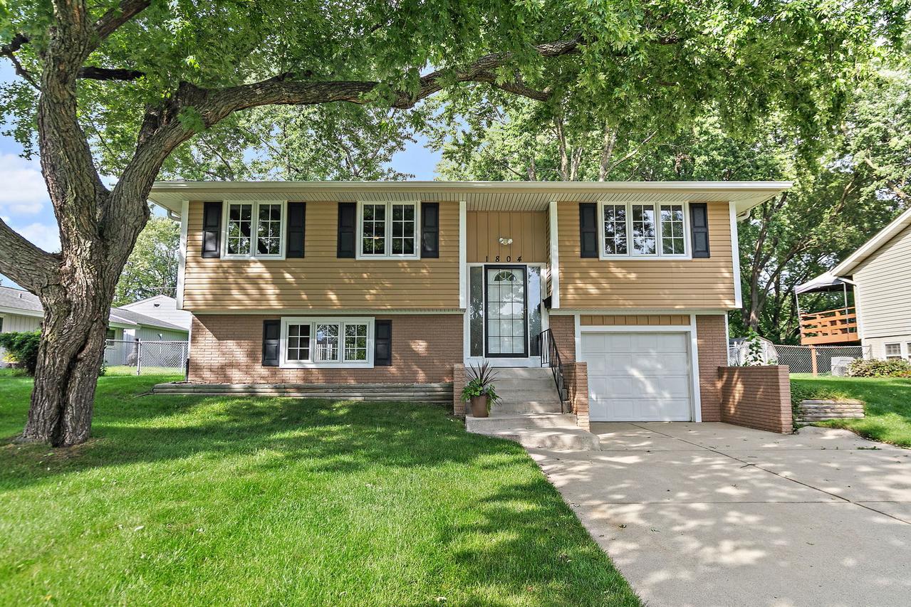 1804 Syracuse Ln., Schaumburg, IL 60193