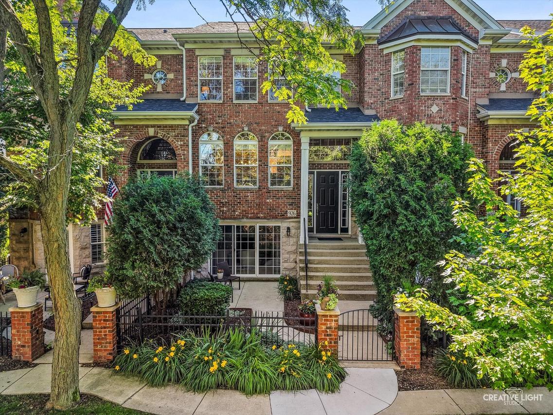 926 Shandrew Dr., Naperville, IL 60540