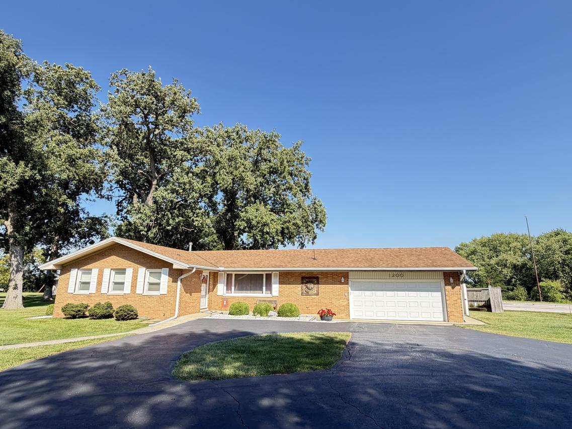 1200 E Richardson St., Farmer City, IL 61842