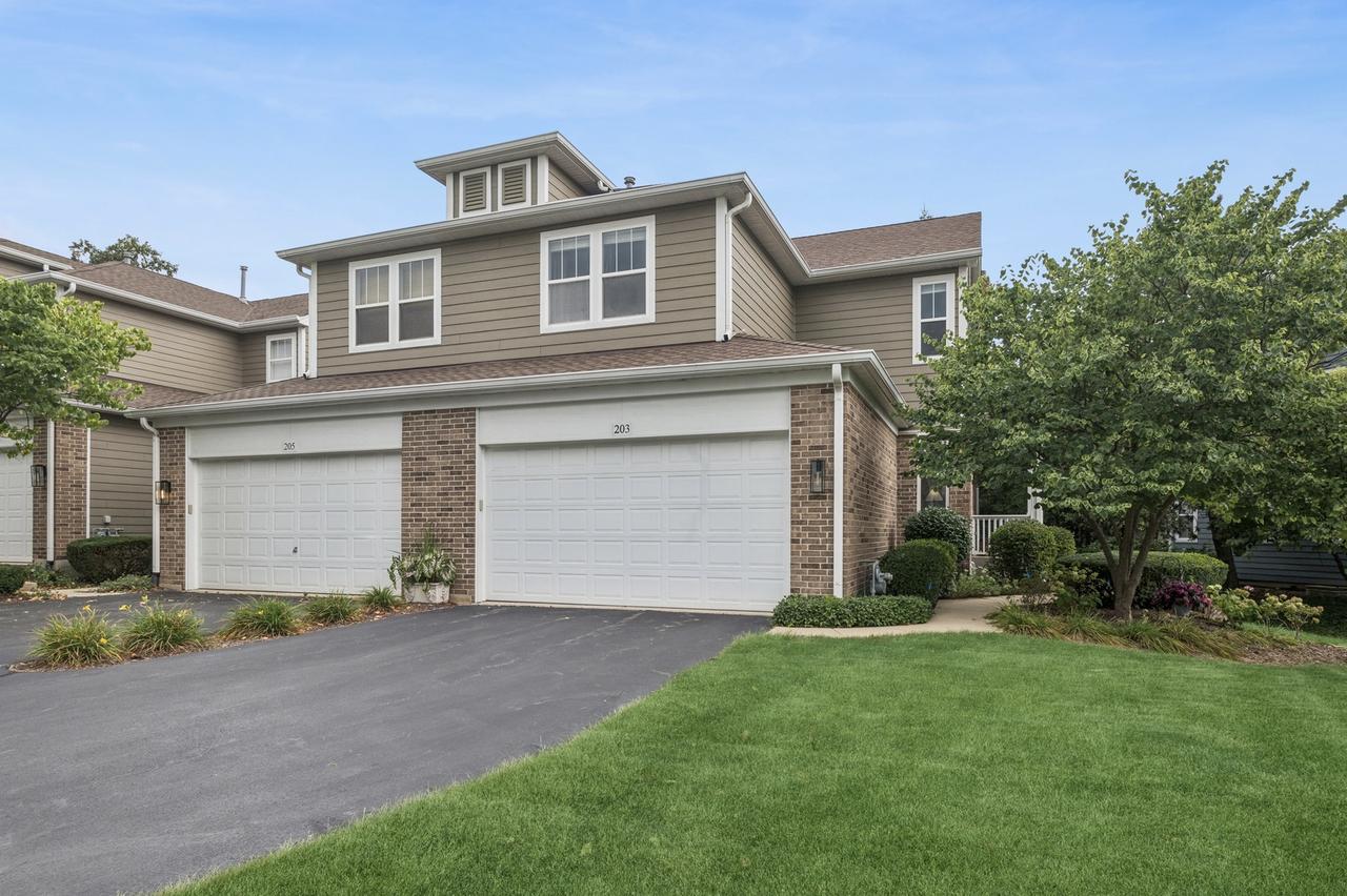 203 Tanglewood Dr., Glen Ellyn, IL 60137