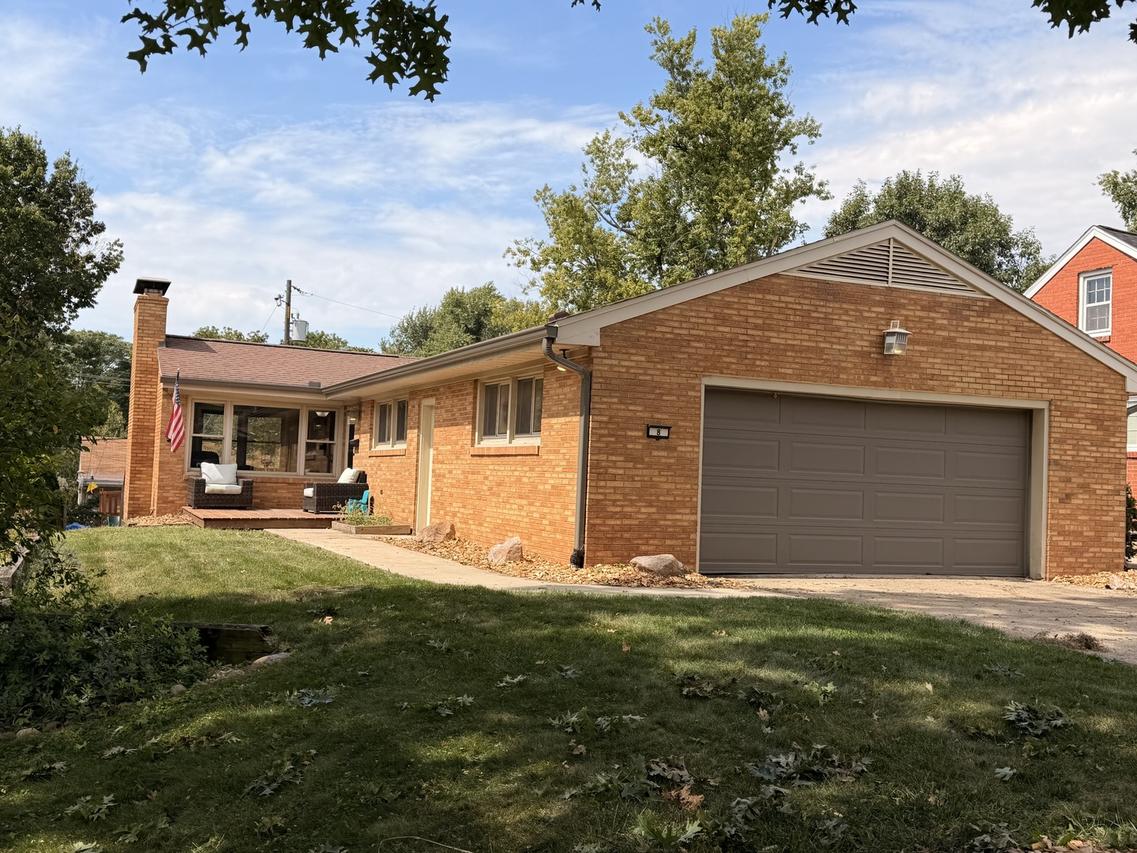 8 Briarwood Ave., Bloomington, IL 61701