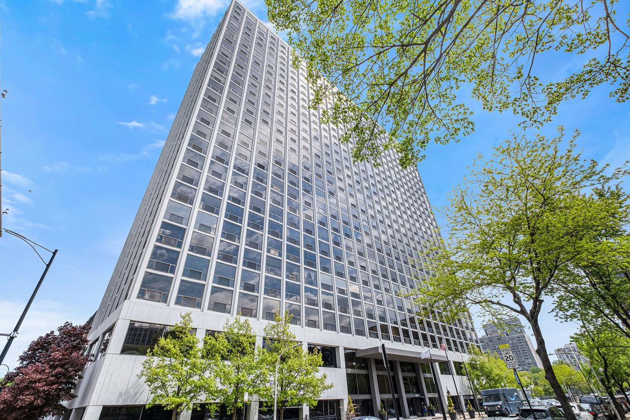 4343 N Clarendon Ave. #817, Chicago, IL 60613