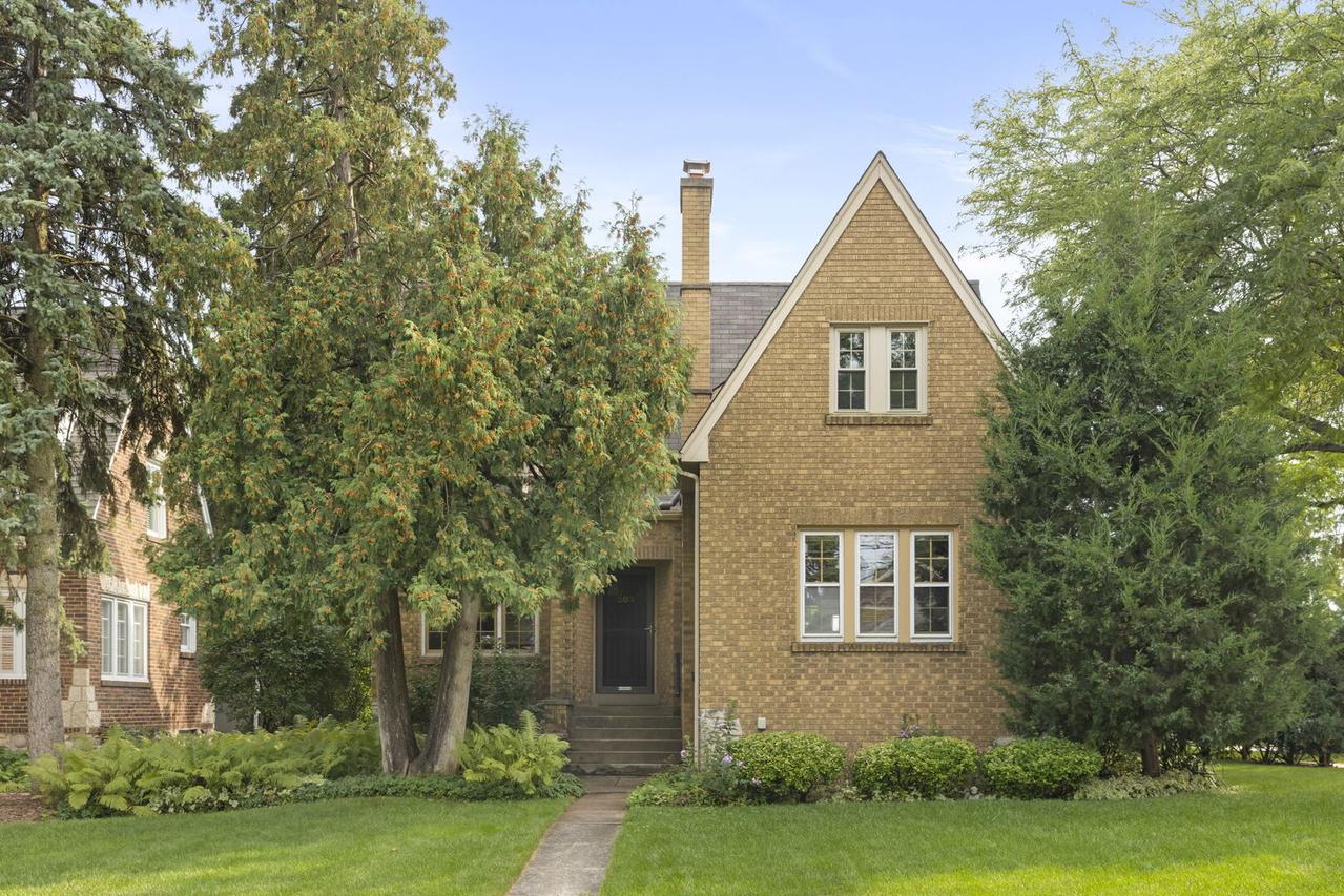 303 Hillside Ave., Glen Ellyn, IL 60137