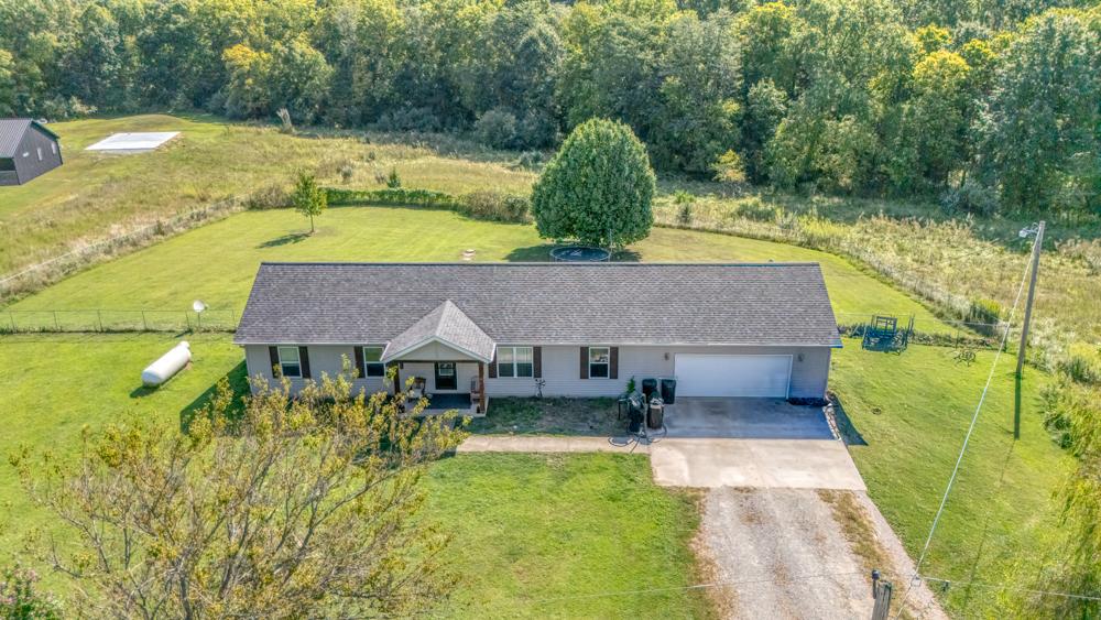 15644 N Sunfish Ln., Woodlawn, IL 62898