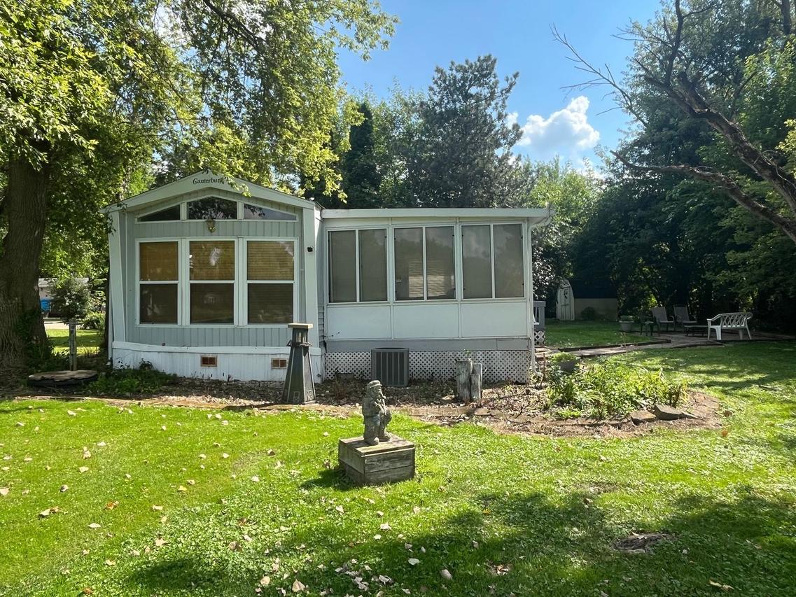1009 Bay Rd. #10, Mchenry, IL 60051
