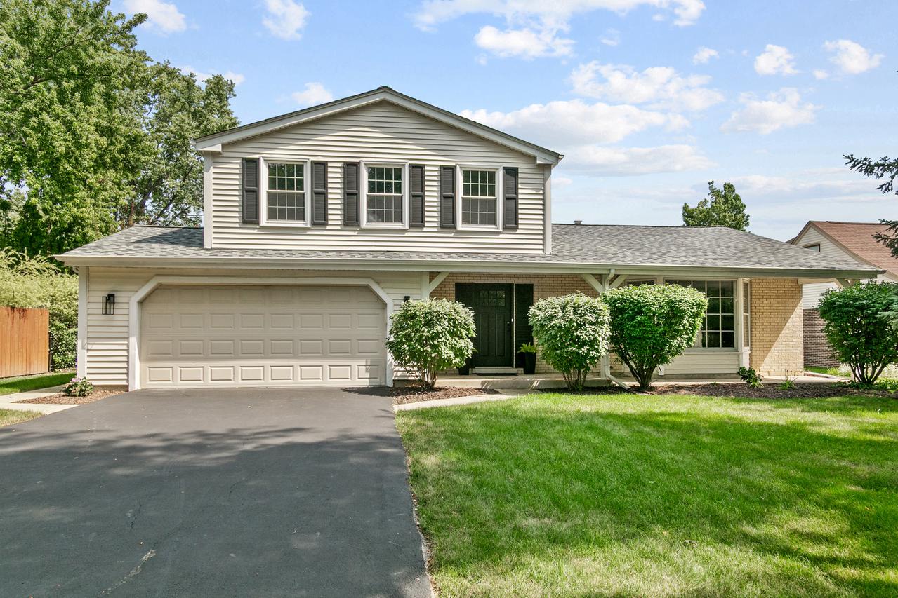 1554 Chickasaw Dr., Naperville, IL 60563
