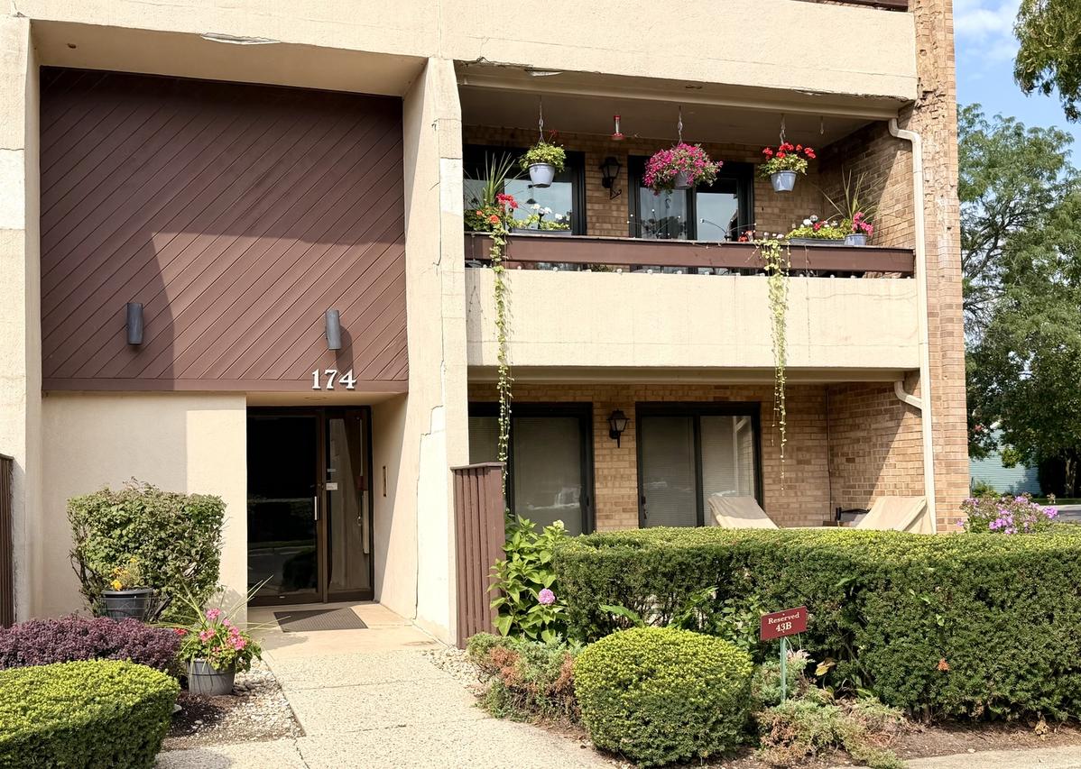 174 E Springbrook Dr. #1B, Bloomingdale, IL 60108