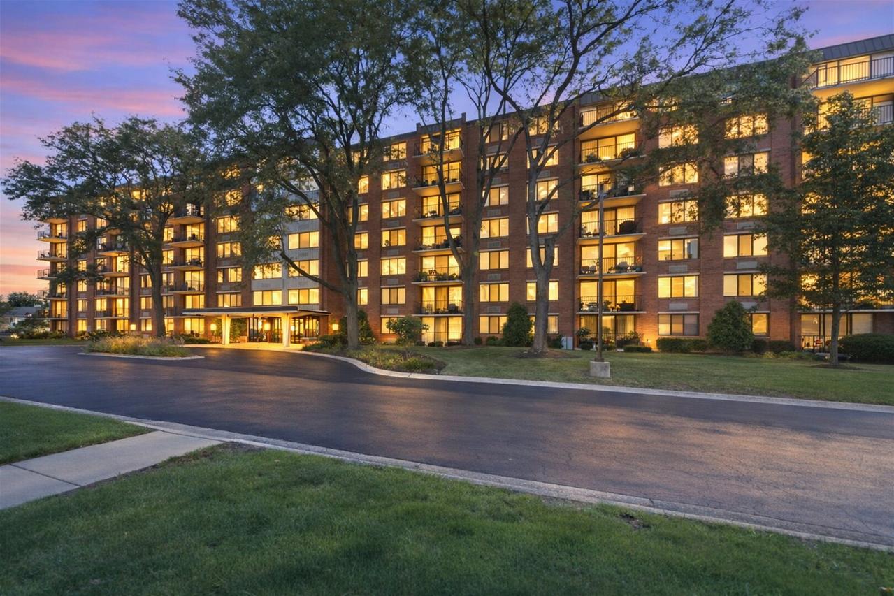 2000 Saint Regis Dr. #4H, Lombard, IL 60148