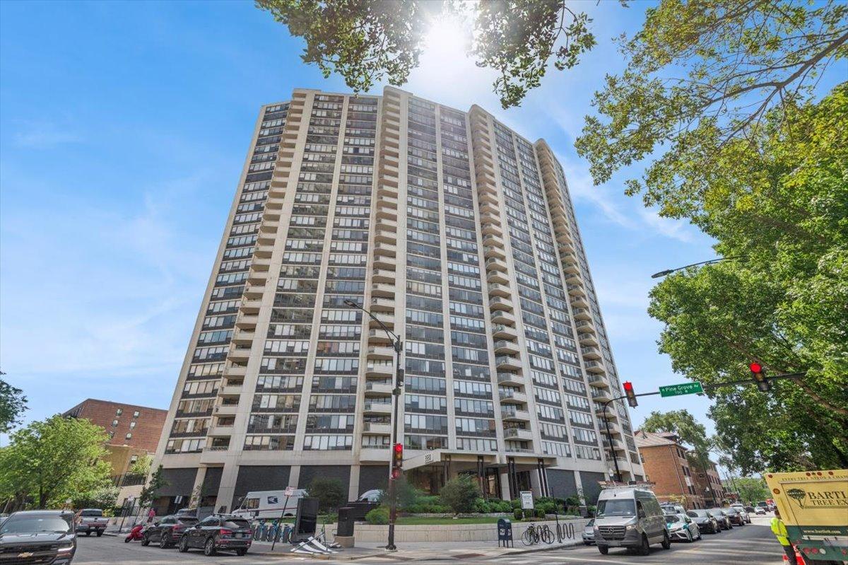 3930 N Pine Grove Ave. #2304, Chicago, IL 60613