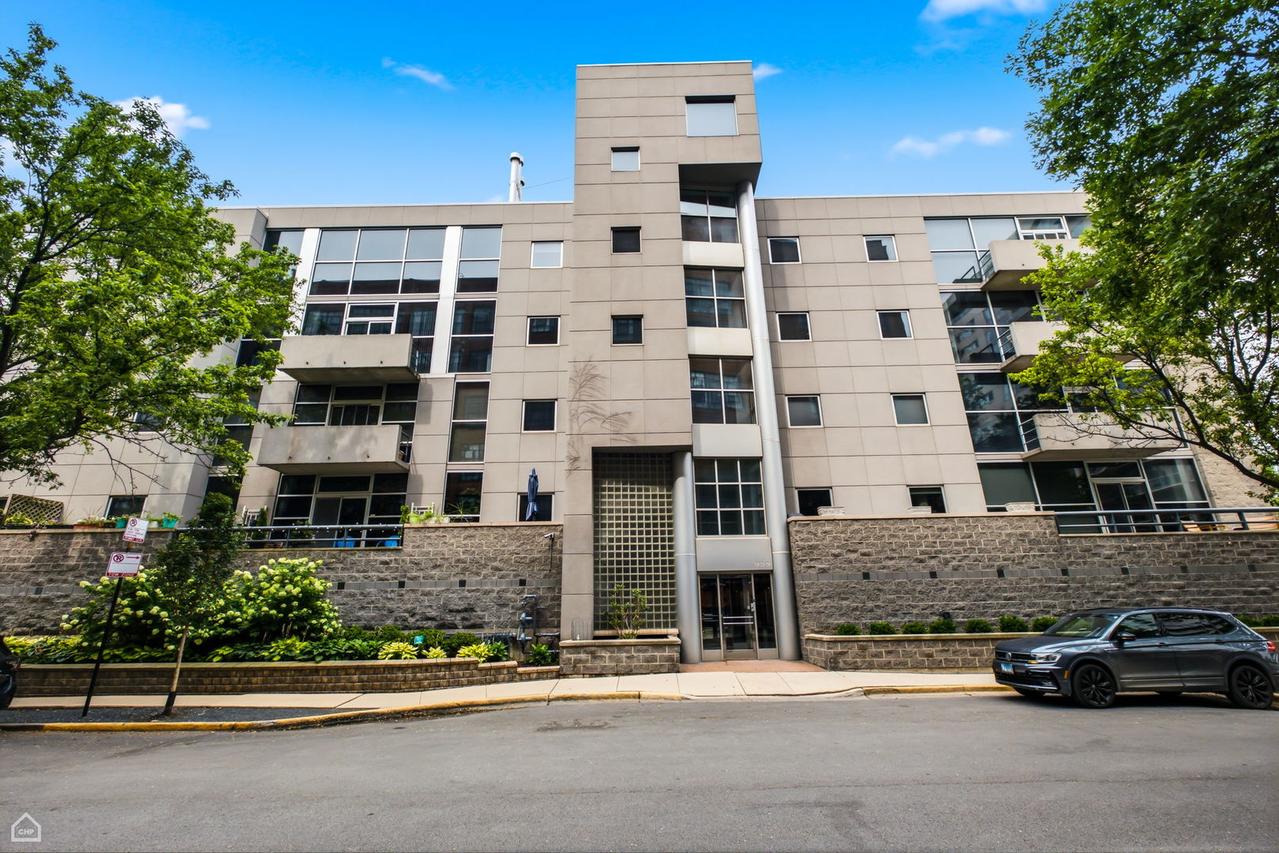 939 W Huron St. #201, Chicago, IL 60642