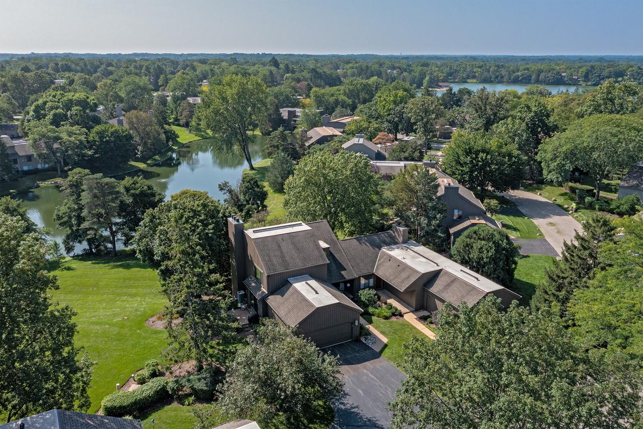 463 Woodview Rd., Lake Barrington, IL 60010
