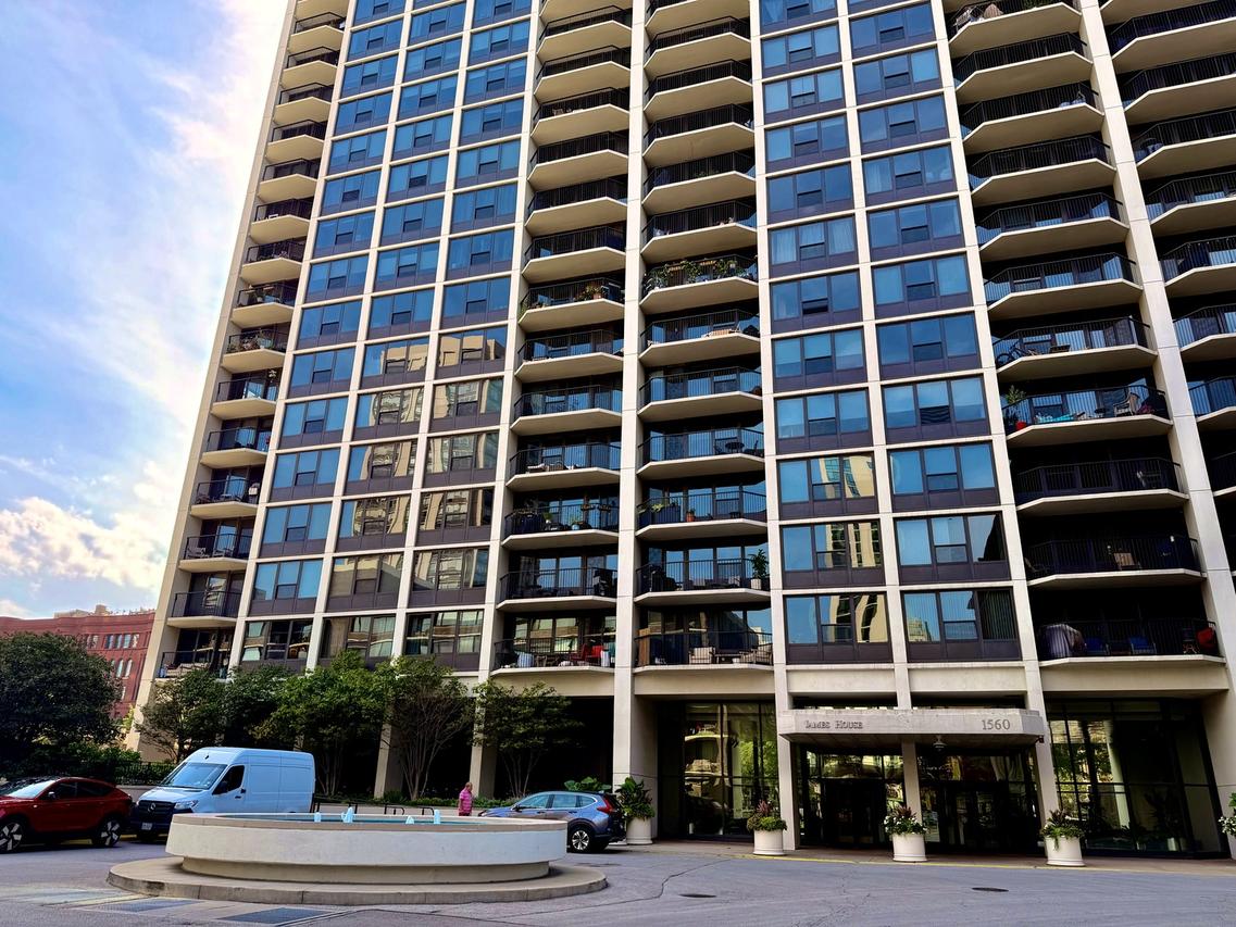 1560 N Sandburg Ter. #2110J, Chicago, IL 60610