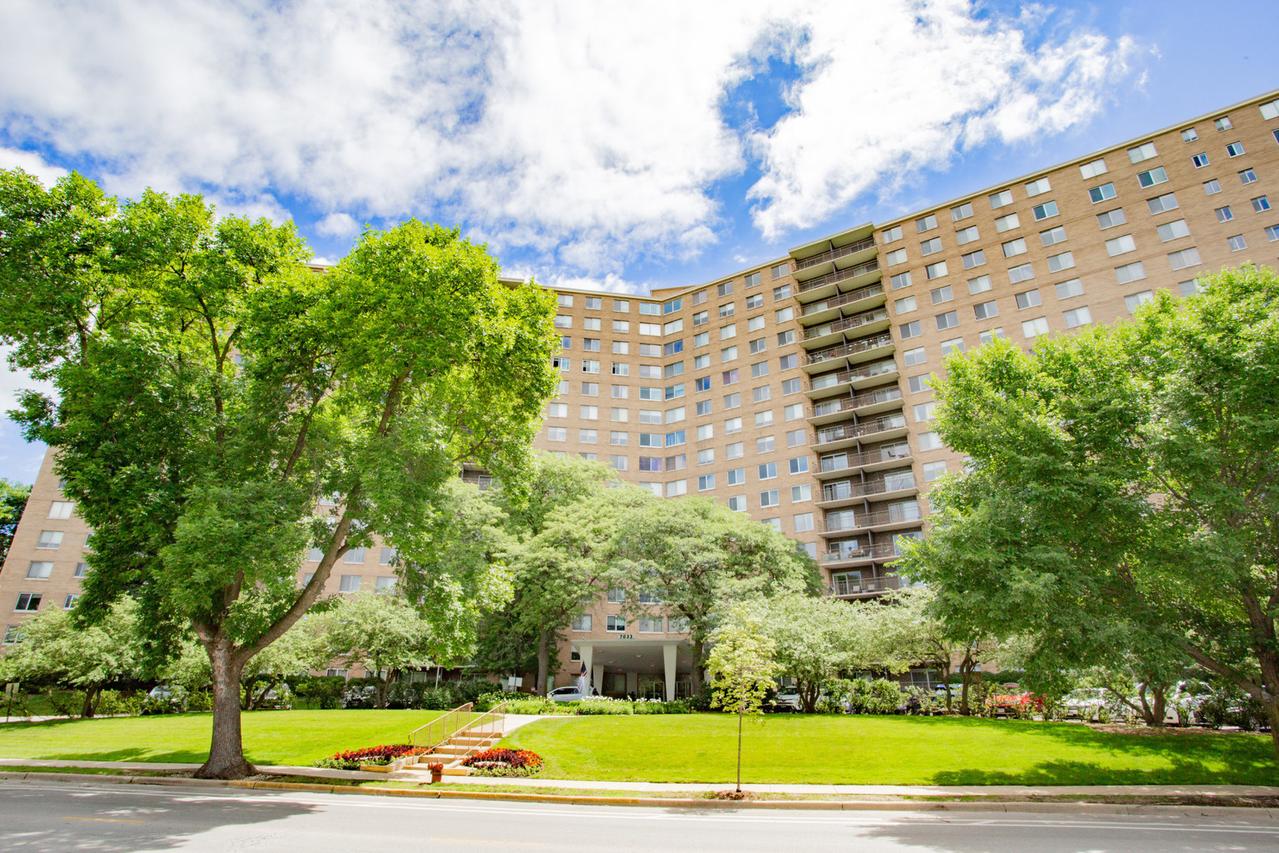 7033 N Kedzie Ave. #303, Chicago, IL 60645