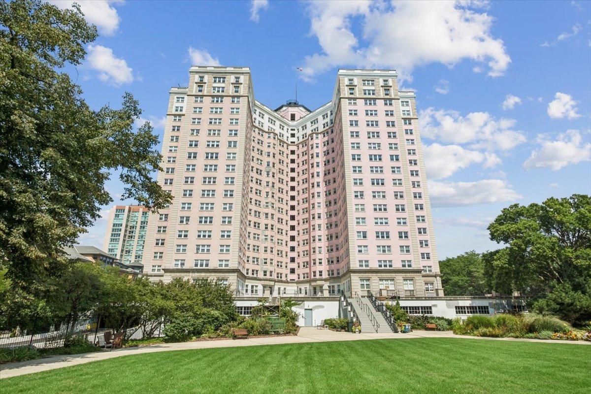 5555 N Sheridan Rd. #1215A, Chicago, IL 60640