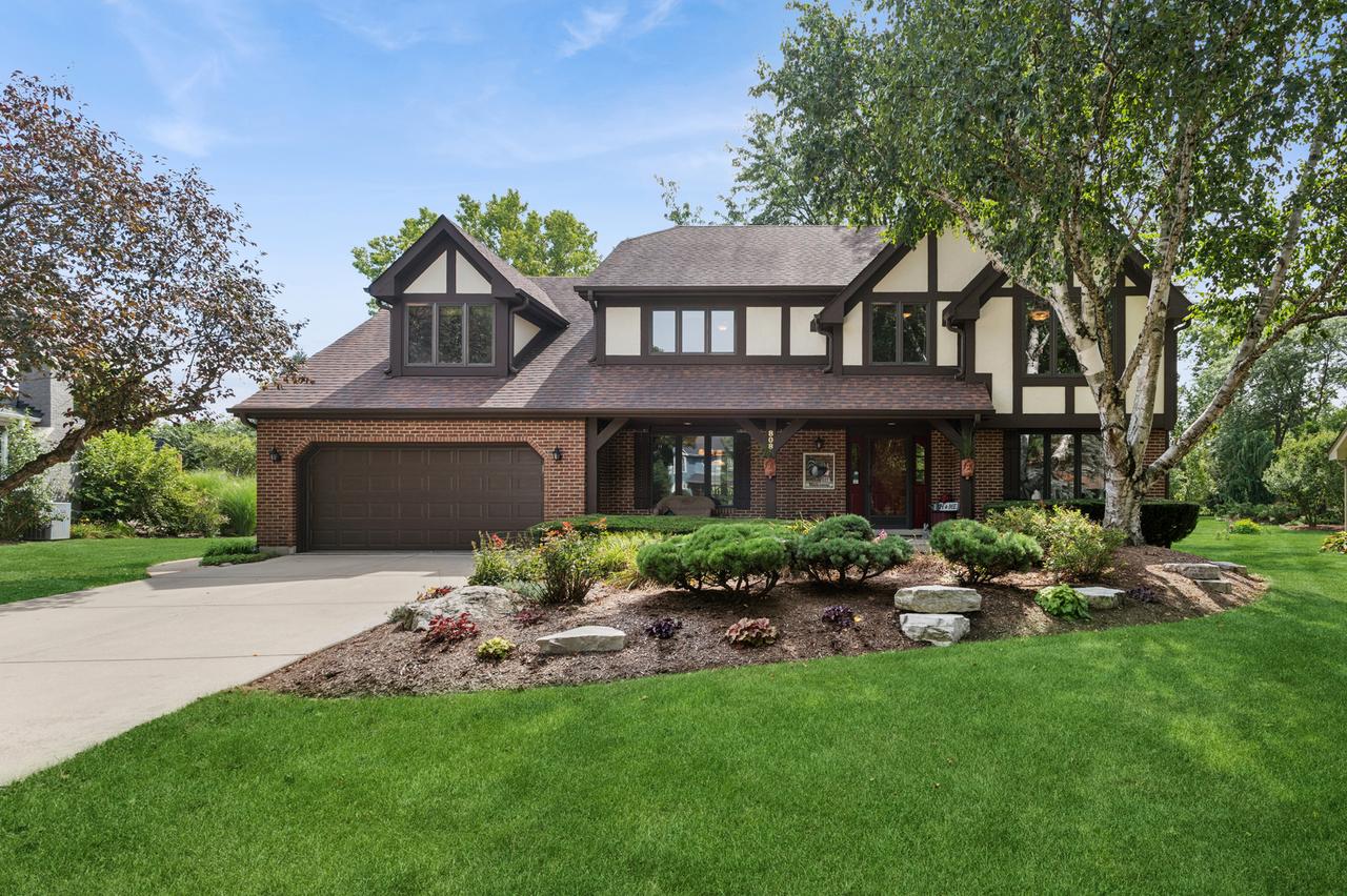 808 Lyndhurst Ct., Naperville, IL 60563
