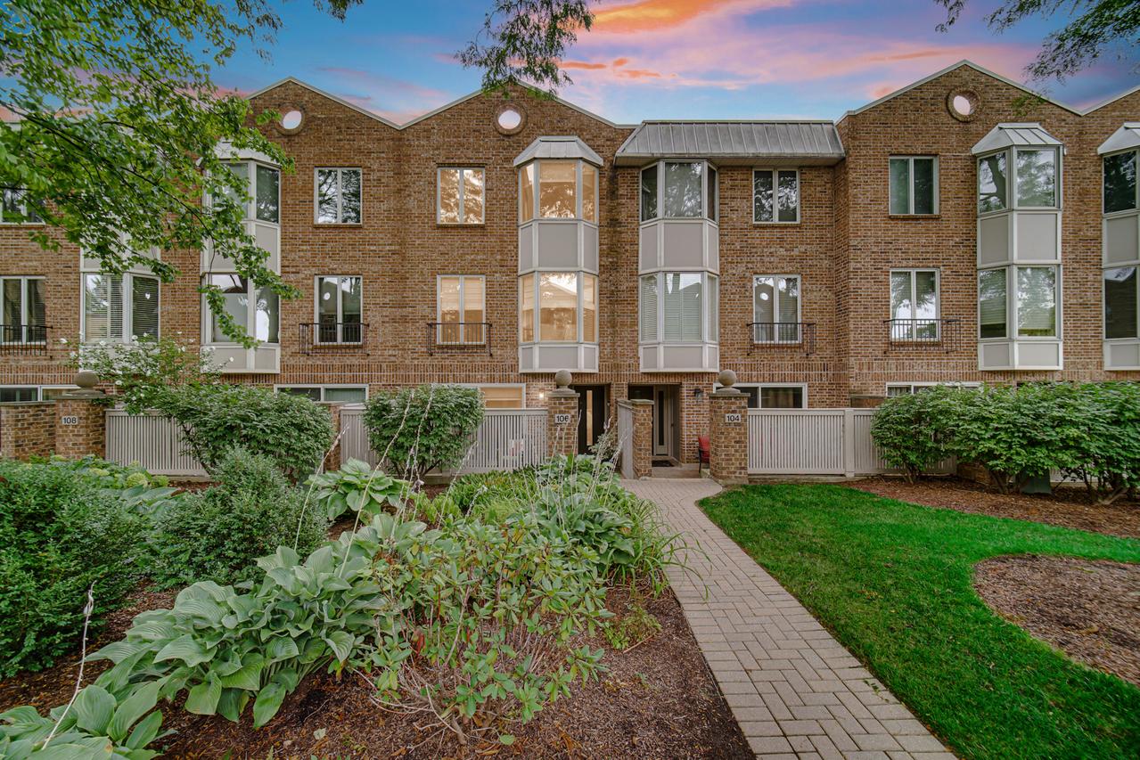 106 Bishop Quarter Ln., Oak Park, IL 60302